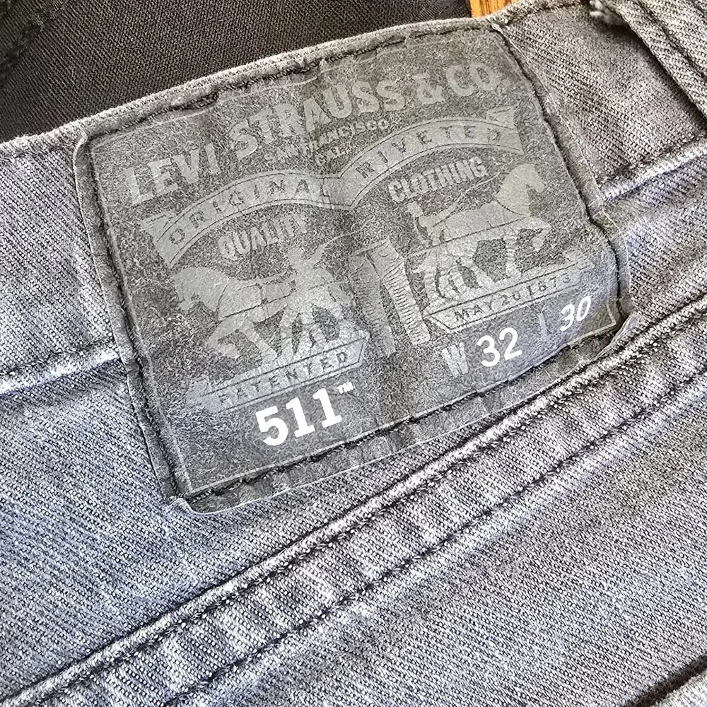 LEVI Distressed Black Denim 511 Men's size 32-30 Slim Fit
